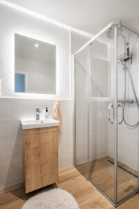 Kúpeľňa so sprchovým kútom