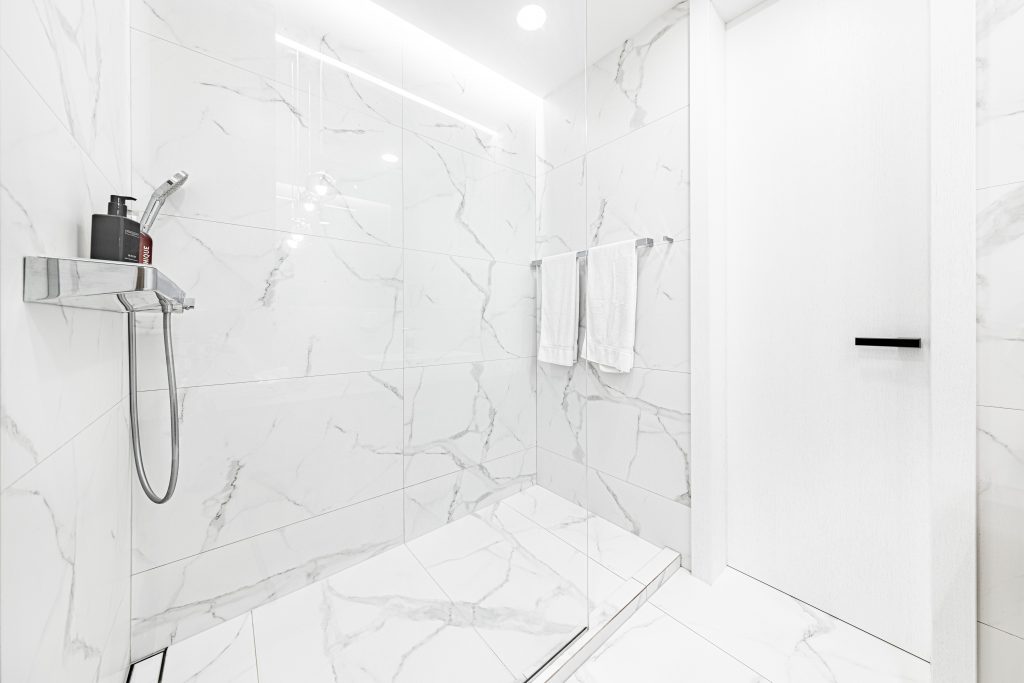 Kúpeľňa so sprchovým kútom štúdiá DOMOSS