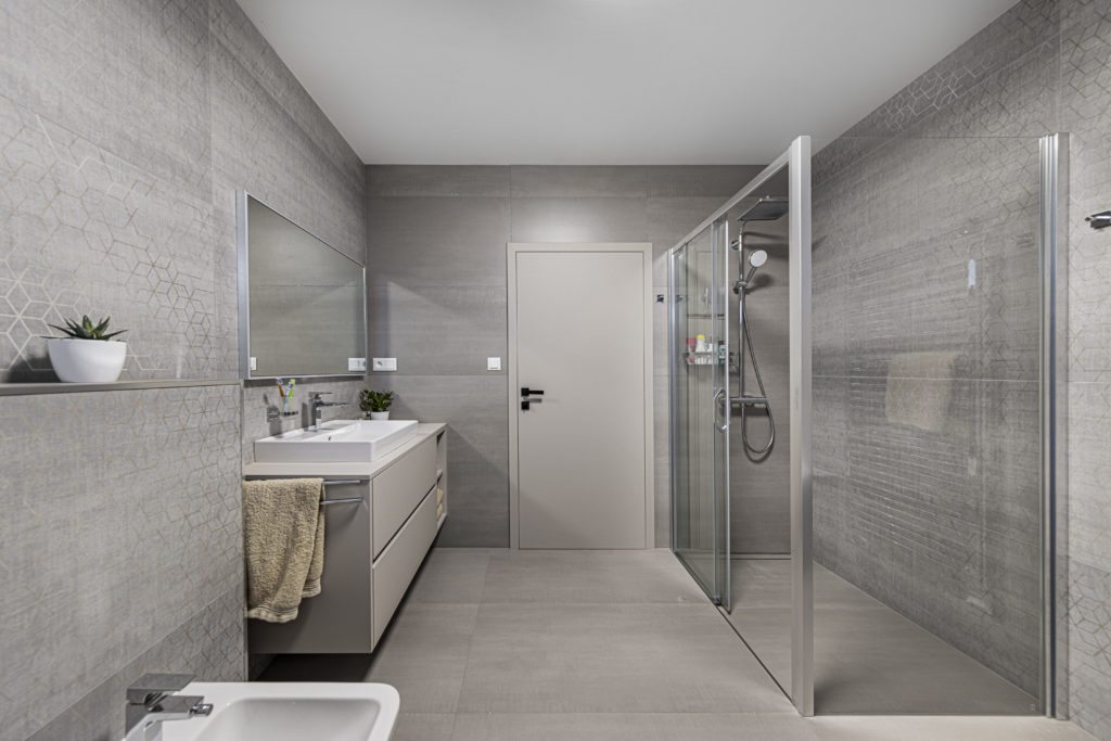 Moderná sivá kúpeľňa