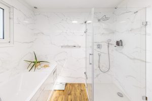 Svetlá moderná kúpeľňa DOMOSS