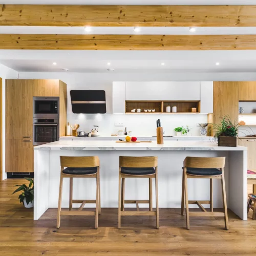 Biela kuchyňa s dubovým drevom