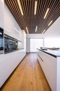 Moderná lesklá kuchyňa v bielej farbe