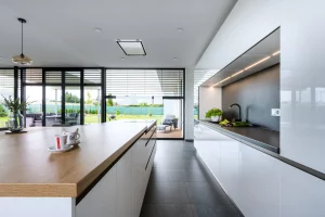 Moderná čiernobiela kuchyňa s lesklými dvierkami